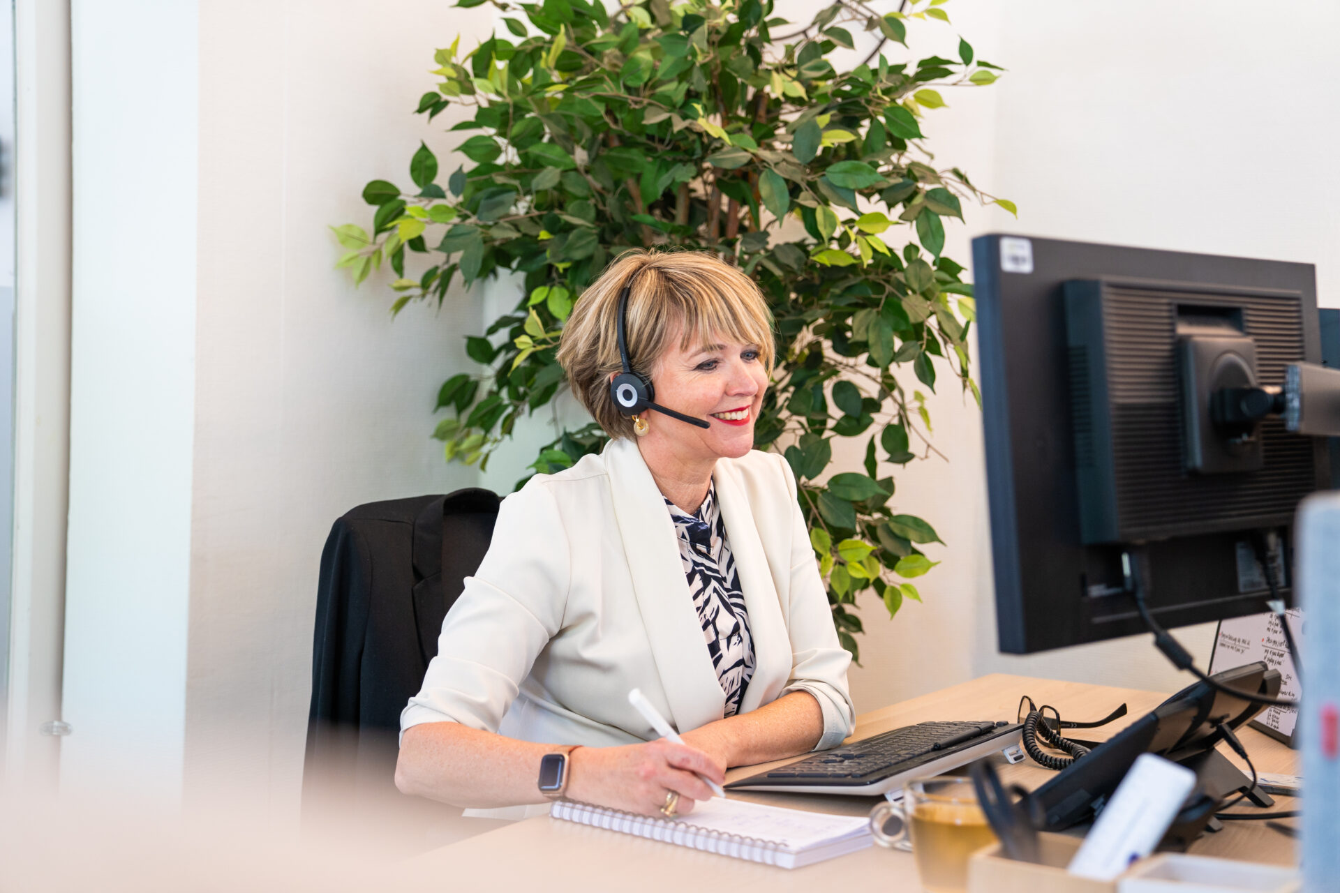 Afbeelding medewerker aan het bellen