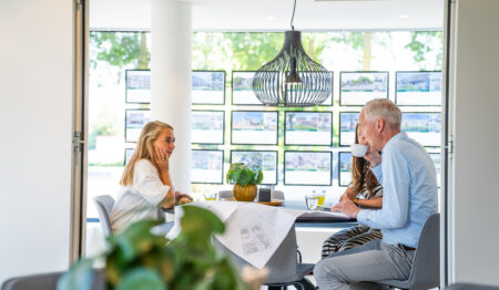 Afbeelding medewerkers met klant in gesprek