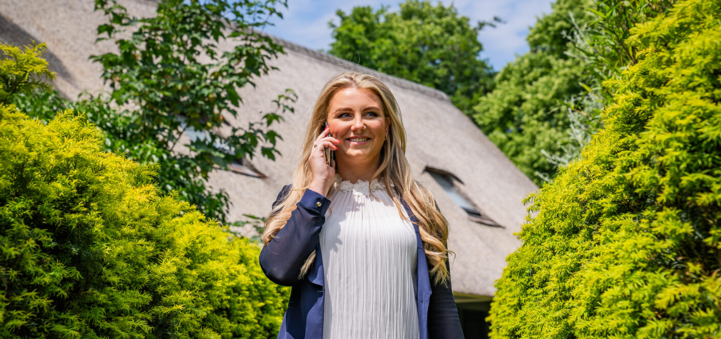 afbeelding van telefonerende vrouw die buiten loopt