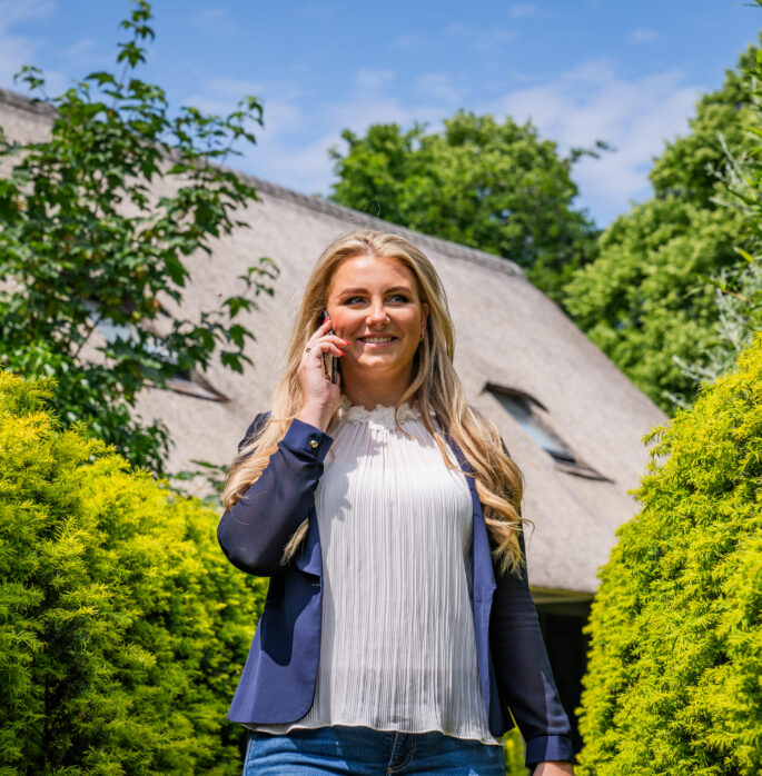 afbeelding van telefonerende vrouw die buiten loopt
