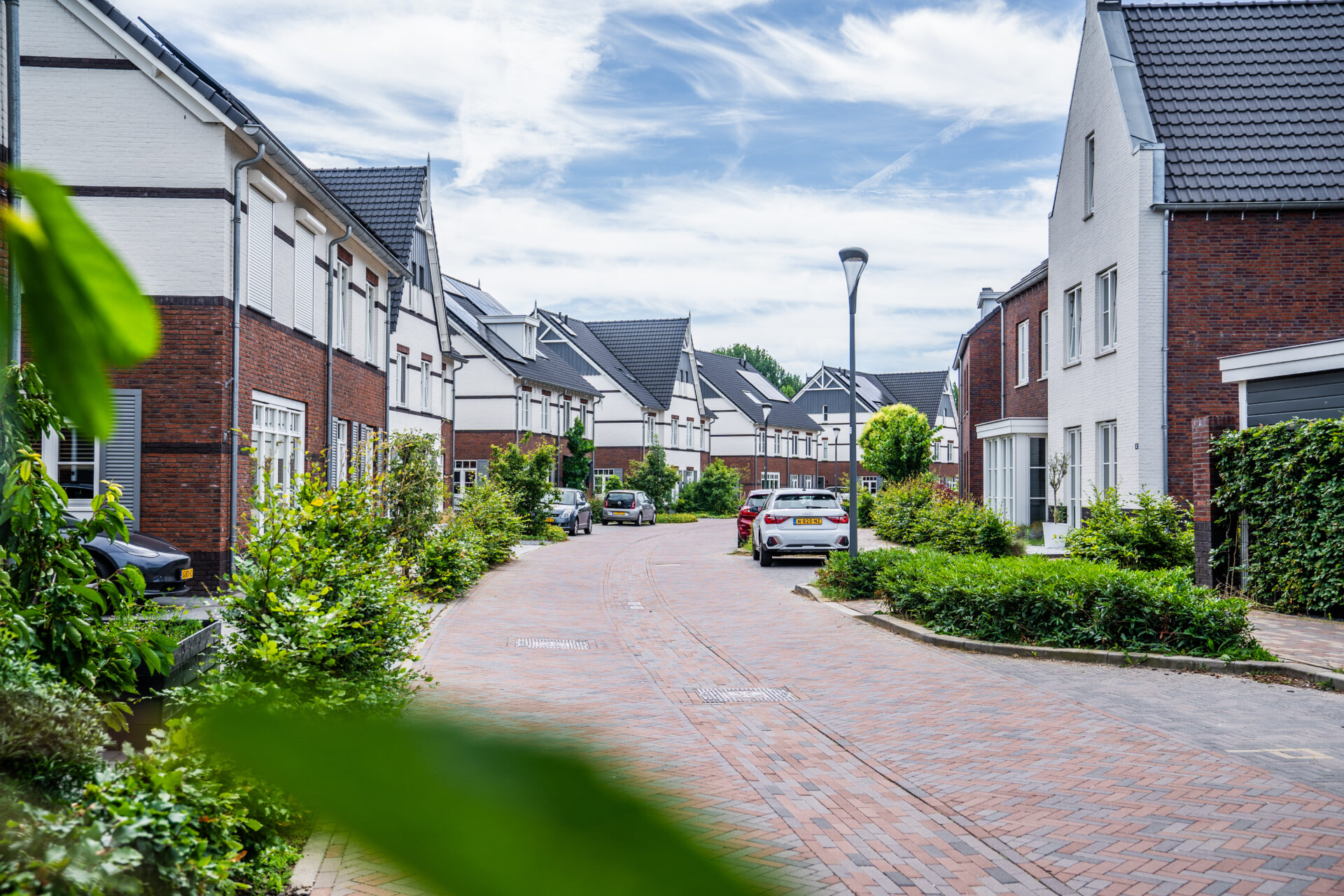 Foto van een straat in Nijmegen Noord met nieuwbouwwoningen