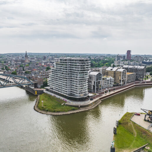 Foto met drone gemaakt vanaf de waal uitzicht op de handelskade Nijmegen