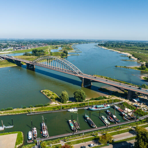 Foto vanuit de lucht genomen van de waalbrug