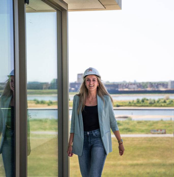Collega lopend over nieuwbouwplan