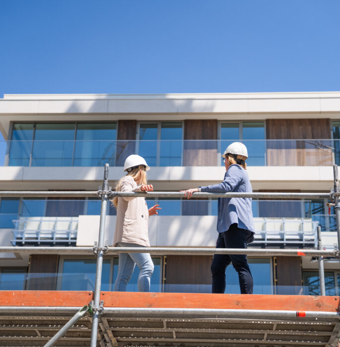 Afbeelding collega's op bouw stellage