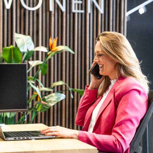 Afbeelding medewerker aan het bellen