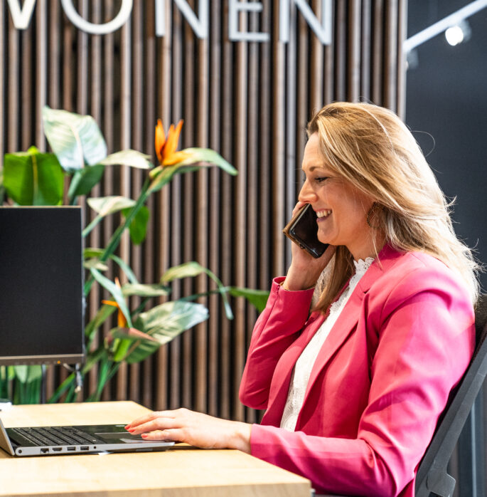 Afbeelding medewerker aan het bellen