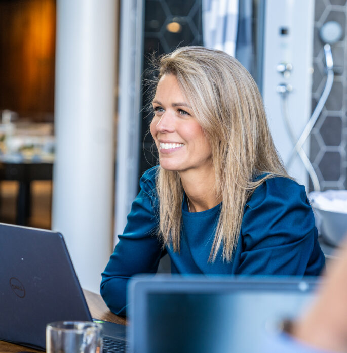 Collega lachend aan tafel