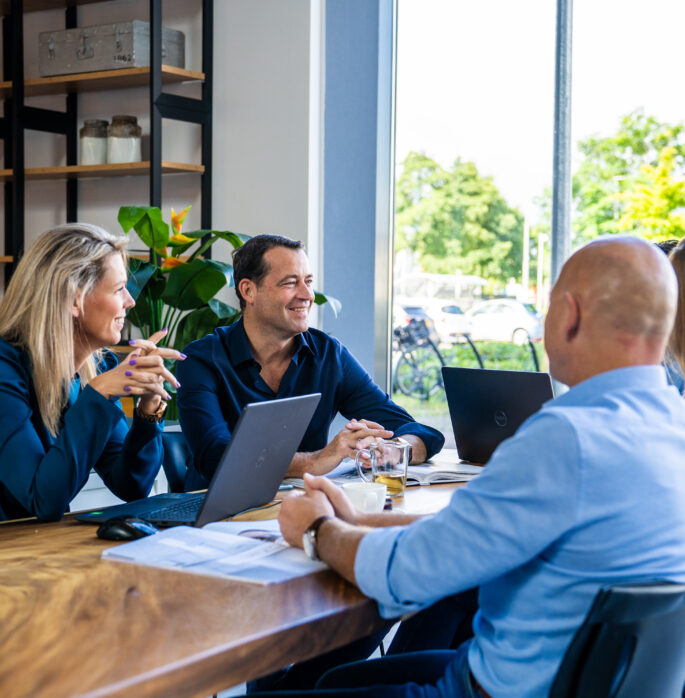 Afbeelding van vier financieel adviseurs aan tafel.