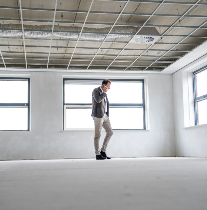 collega aan het bellen