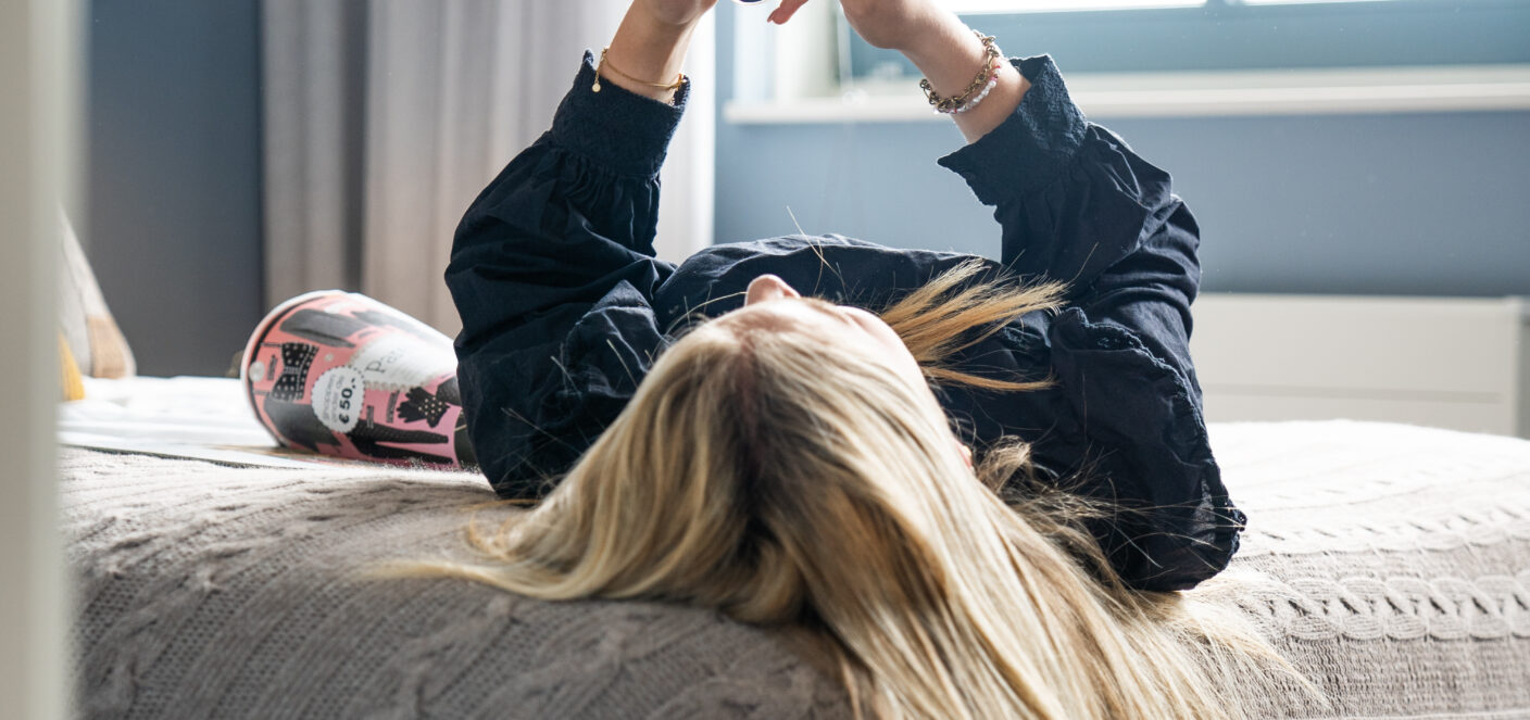 Student liggend op bed