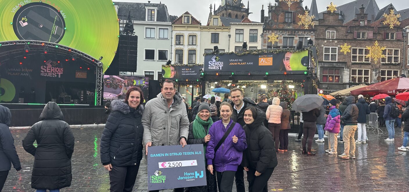 Foto van medewerkers met een cheque in hun hand voor het Glazenhuis voor Stichting ALS Nederland