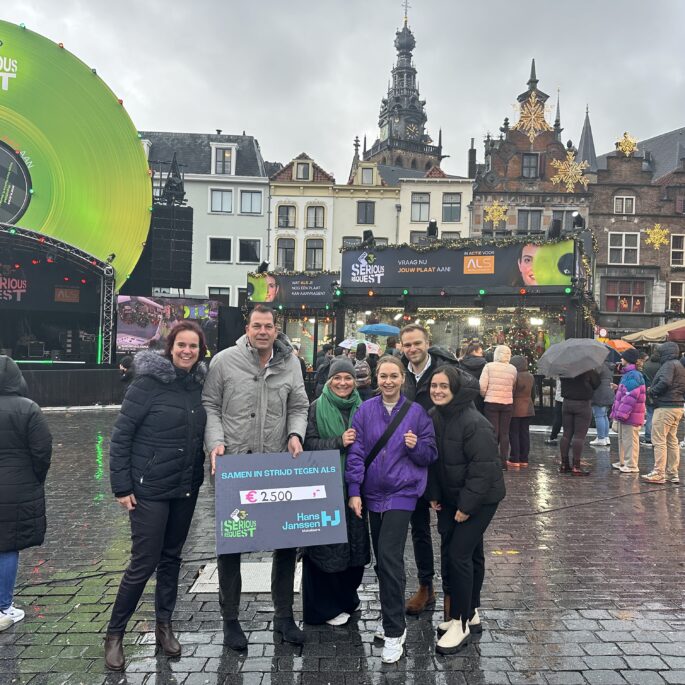 Foto van medewerkers met een cheque in hun hand voor het Glazenhuis voor Stichting ALS Nederland