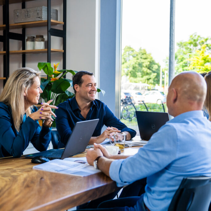 Foto van een deel van het team van LIV Hypotheken & Verzekeringen aan tafel