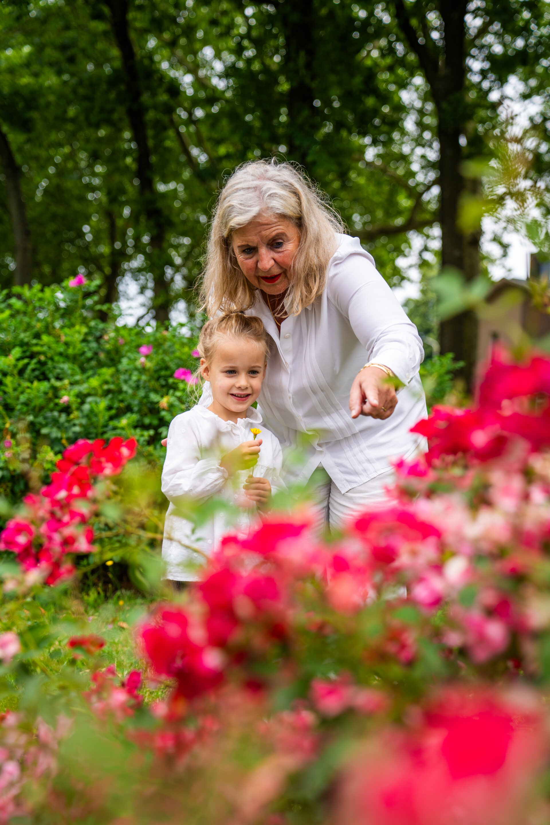 foto van oma en kleinkind bij een veld bloemen