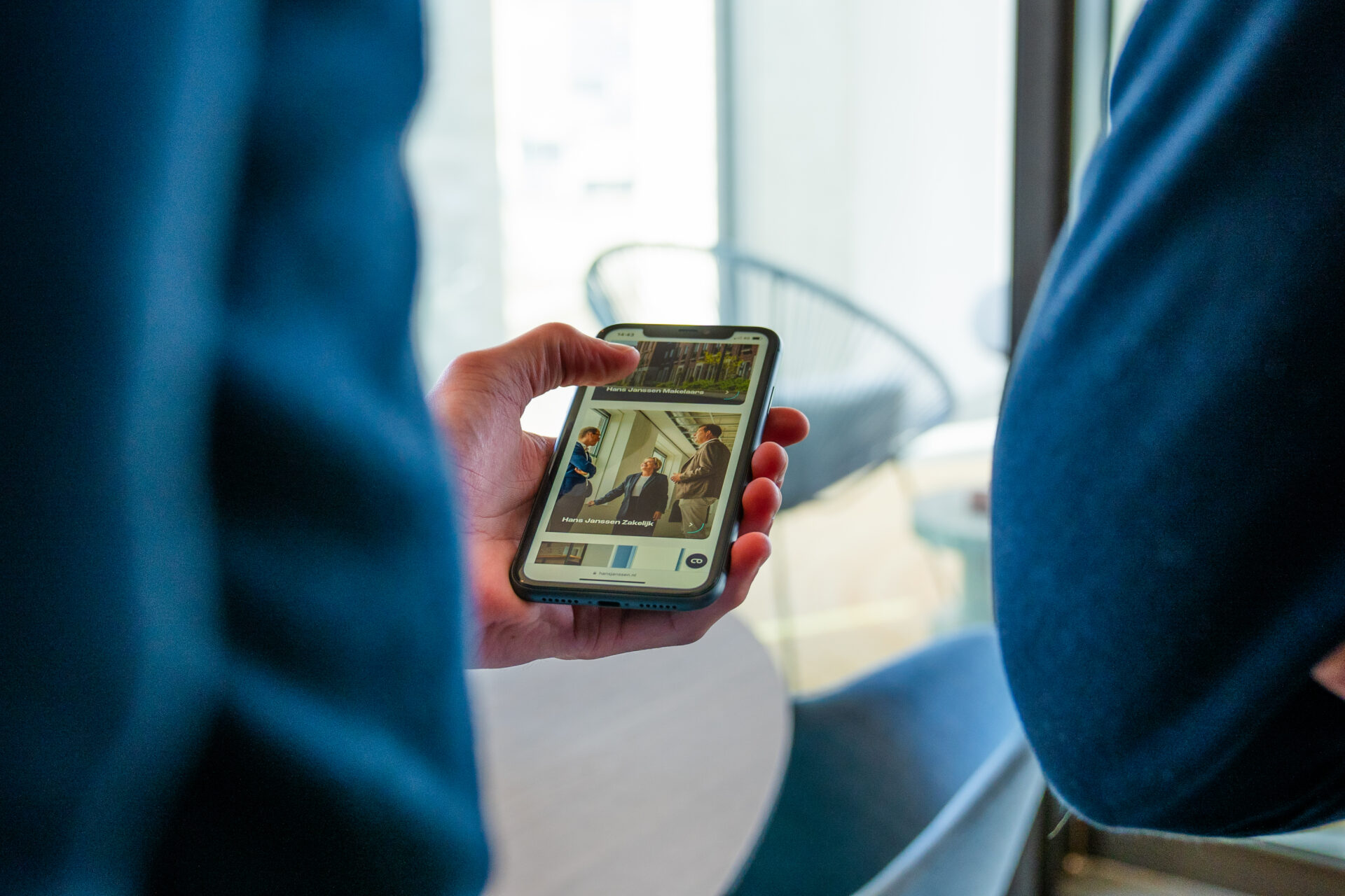 Foto van de website van Hans Janssen die zichtbaar is op een mobiele telefoon.