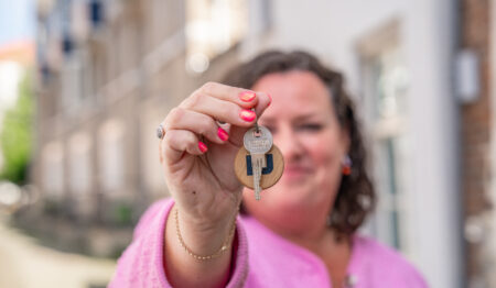 Collega met sleutel in de hand