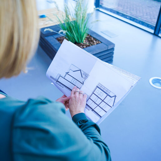 Collega laat bouwtekening zien