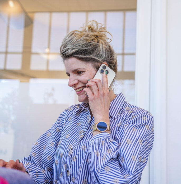 Vrouwelijke collega aan de telefoon