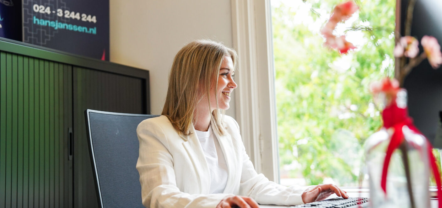 Collega aan het werk achter een computer