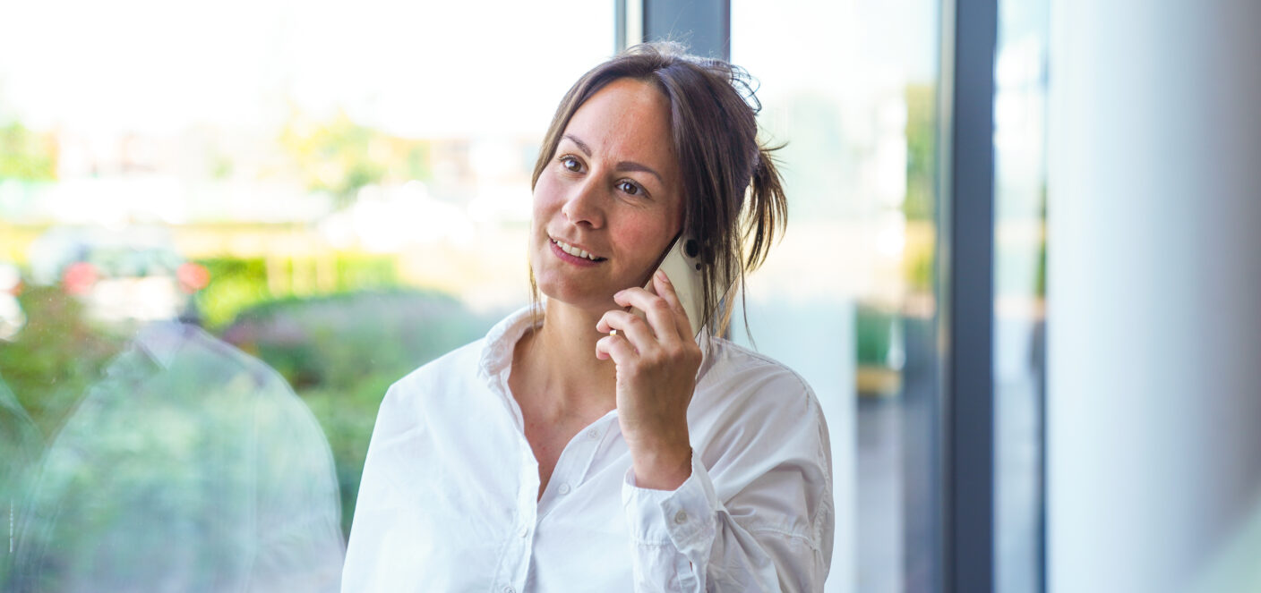 Collega van nieuwbouwafdeling aan de telefoon