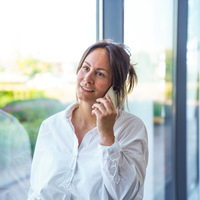 Collega van nieuwbouwafdeling aan de telefoon