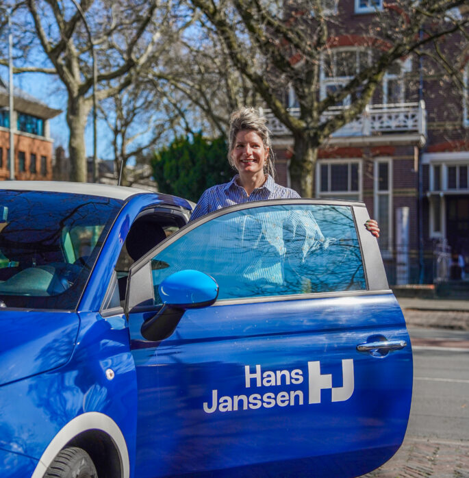 Collega stapt in Hans Janssen auto