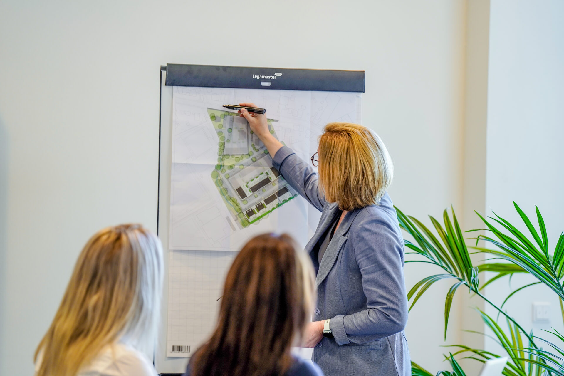 Collega legt iets uit aan collega's per presentatie