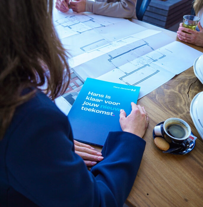 Nieuwbouwmakelaar aan tafel