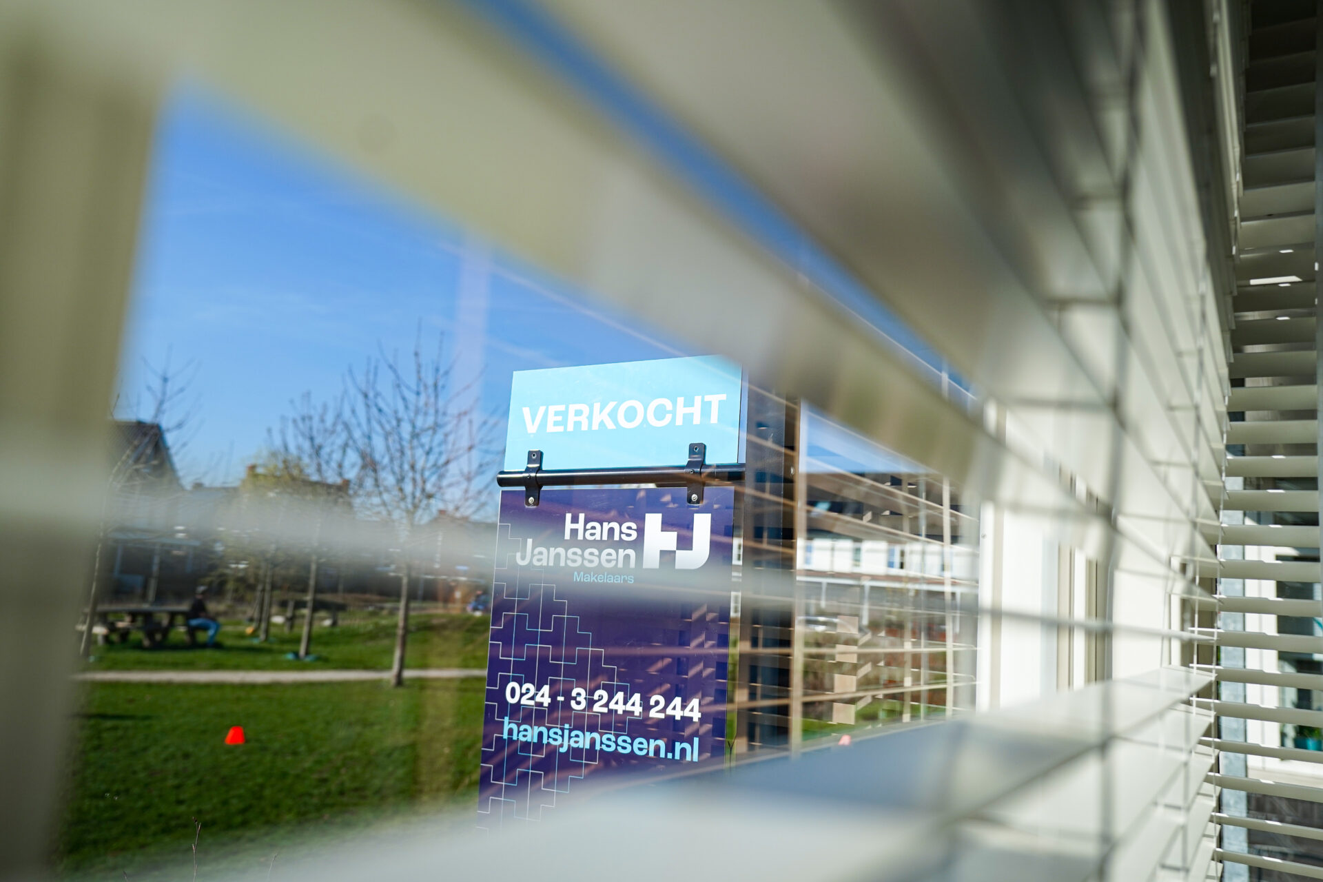 Verkocht bord in voortuin