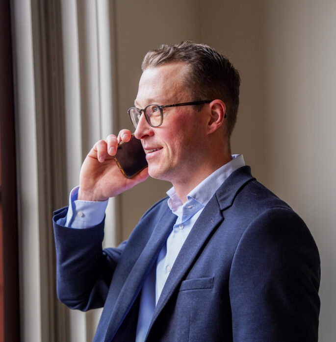 Makelaar zakelijk aan de telefoon